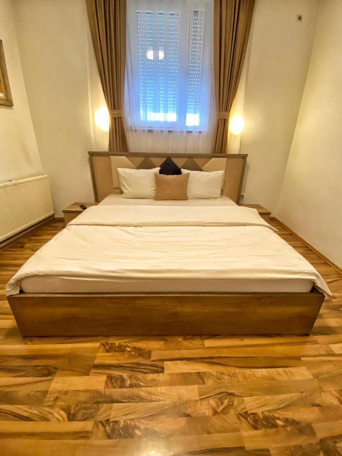 B&B Golden Hotel Приштина Экстерьер фото